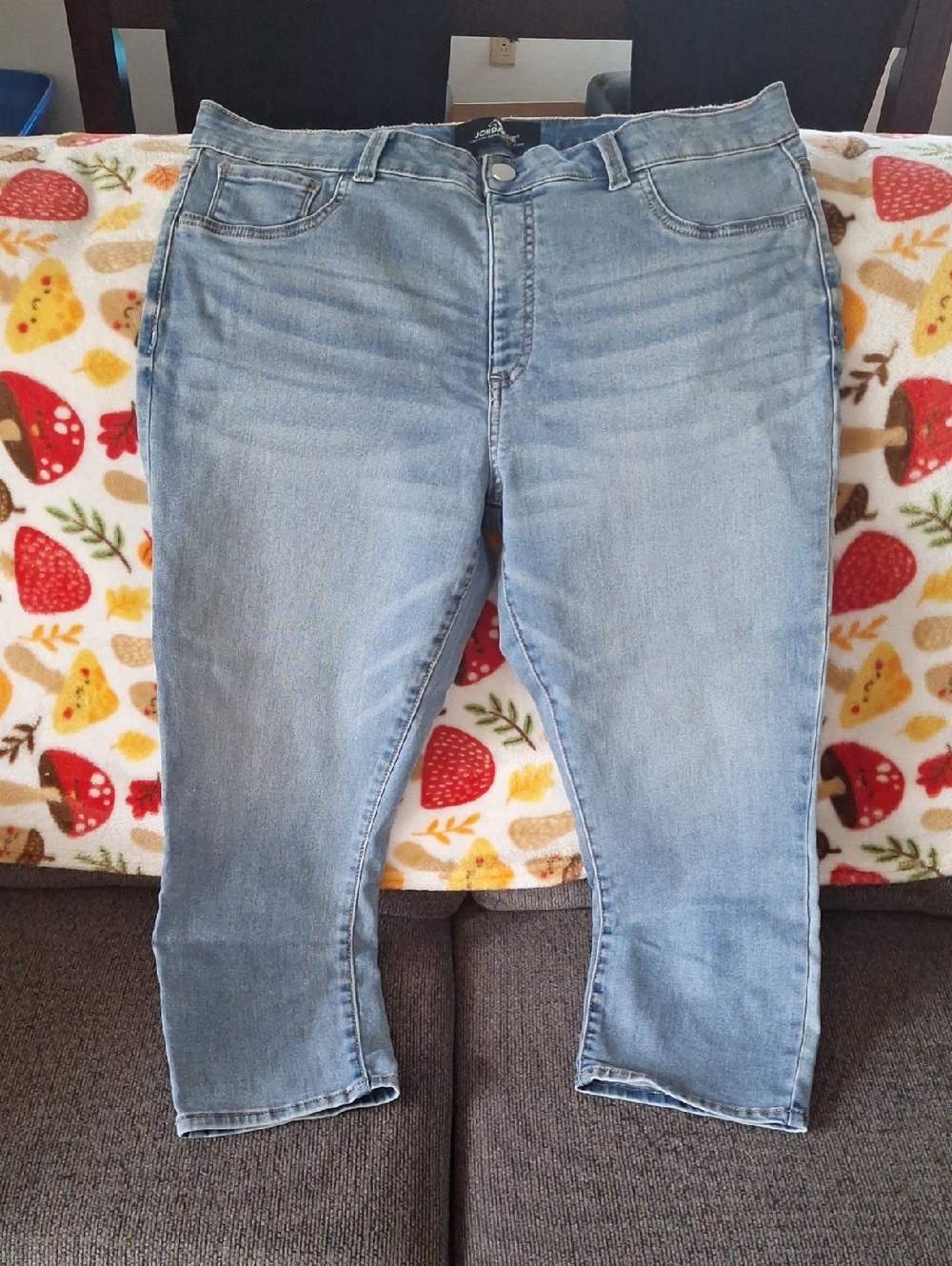 Jordache Light Wash Cropped Jeans